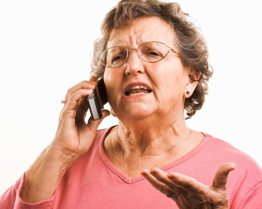 Пожилая женщина с телефоном